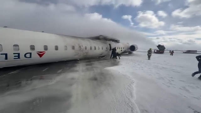 Frayeur à Toronto : un avion se retourne sur la piste