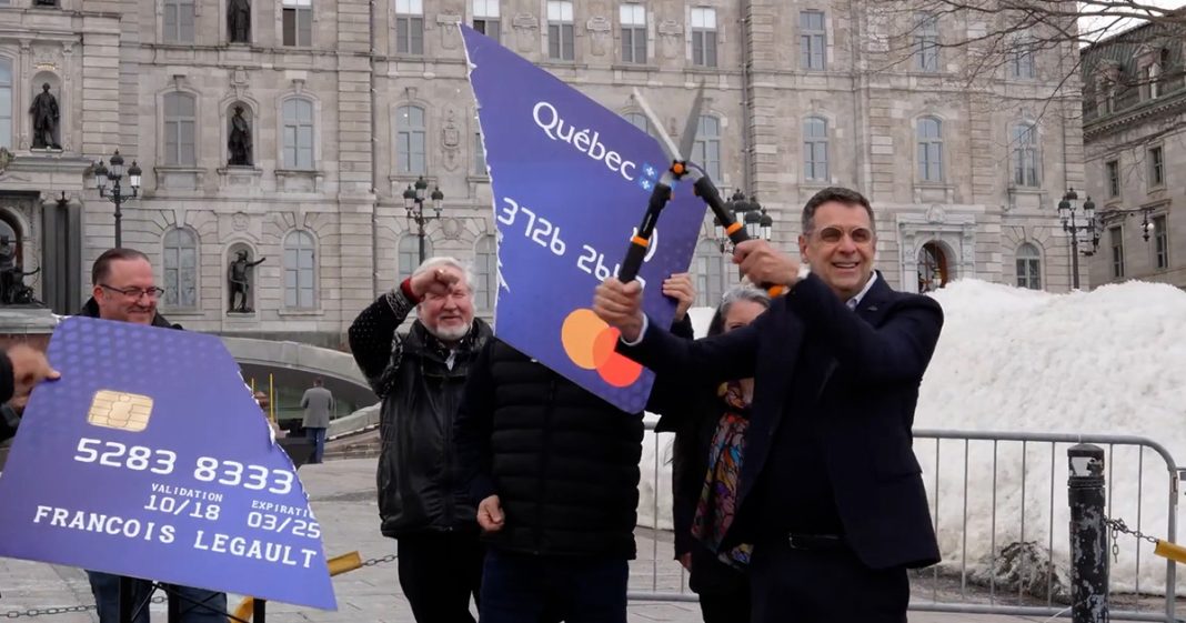 Éric Duhaime coupe la carte de crédit de Legault Éric Duhaime coupe la carte de crédit de Legault