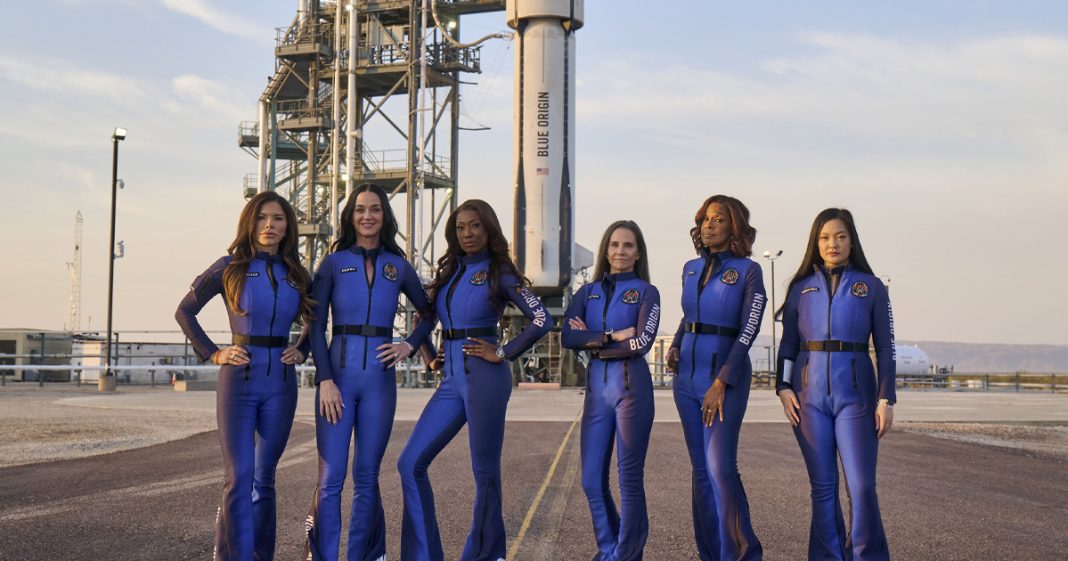 L'équipage du NS-31 avant le vol. De gauche à droite : Lauren Sánchez, Katy Perry, Aisha Bowe, Kerianne Flynn, Gayle King, Amanda Nguyễn. (14 avril 2025) - Photo de : Blue Origin