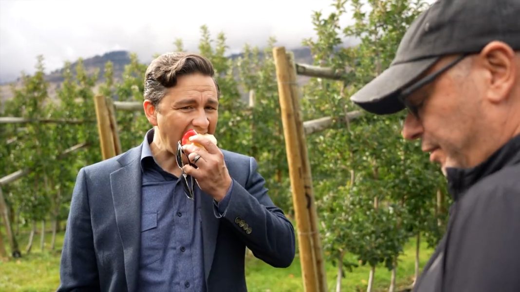 Pierre Poilievre croque une pomme