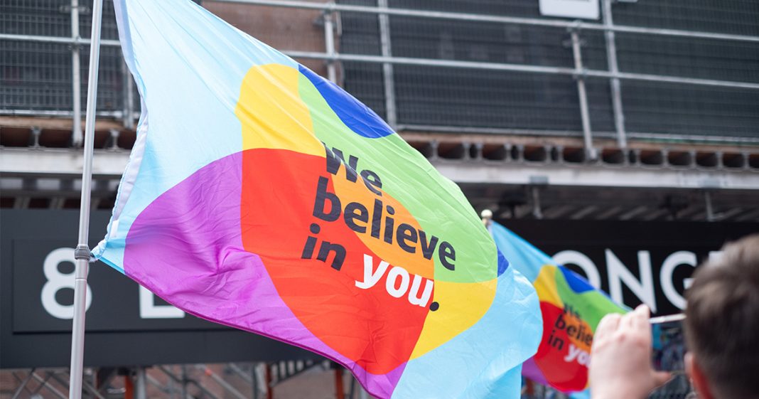 Nudité à Toronto Pride 2025 : Entre liberté d’expression et protection de l’enfance