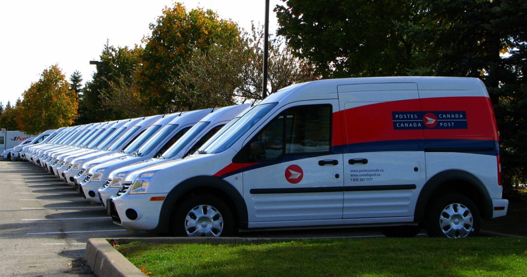 Véhicules de Postes Canada - Photo de Michael Gil - https://www.flickr.com/photos/msvg/5084587749/