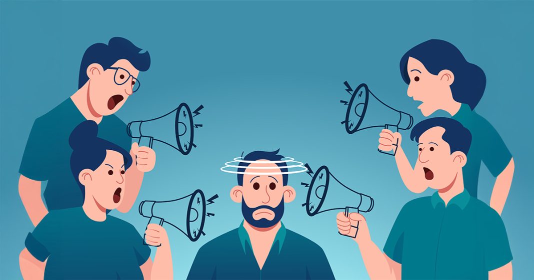 Fausse expertise manipulation du public Un groupe de personnes criant dans des mégaphones sur un jeune homme effrayé