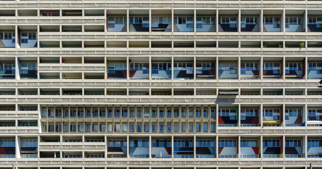 BERLIN, ALLEMAGNE - 10 JUIN 2022 : Détail de la façade de l'Unité d'Habitation de Berlin, conçue par Le Corbusier.