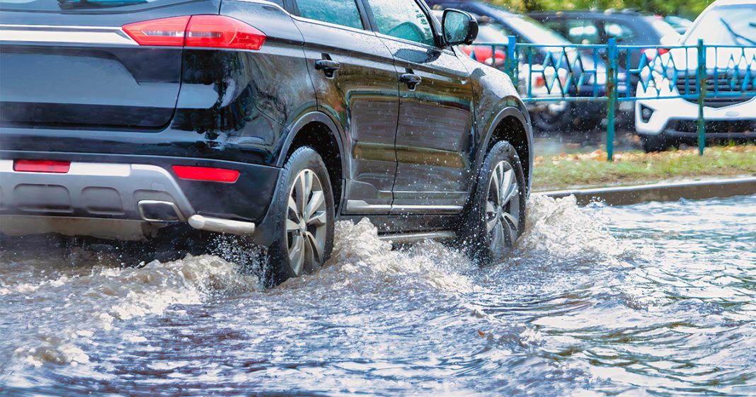 Inondations dans une ville après la pluie Inondations dans une ville après la pluie