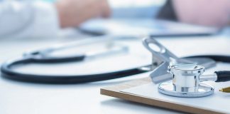 Santé - Gros plan sur un stéthoscope et un presse-papiers sur le lieu de travail du médecin