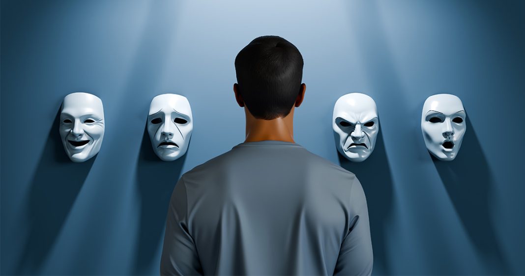 Homme face à un mur de masques expressifs, concept d'identité, d'émotions, de personnalité et d'introspection