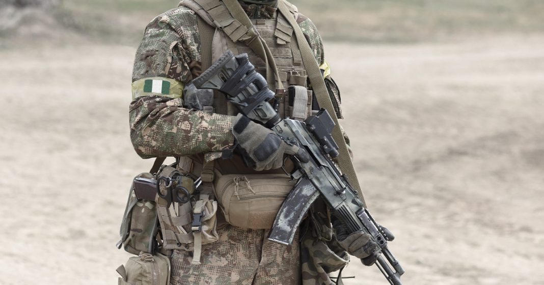 Soldat avec un drapeau un Nigeria sur l'uniforme