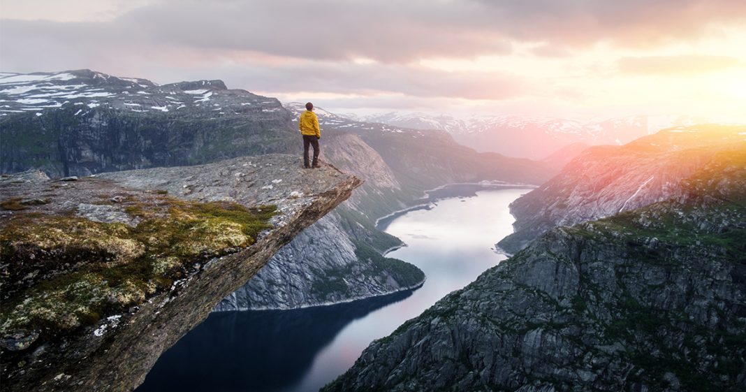 Une personne sur le rocher de Trolltunga