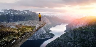 Une personne sur le rocher de Trolltunga