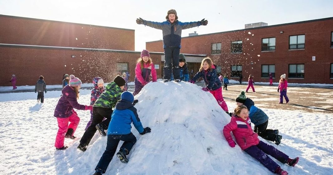 Buttes de neige dans les cours d’école : entre sécurité et « gros bon sens »