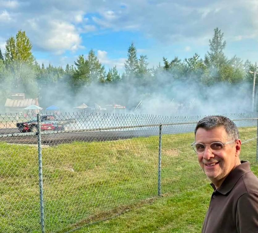 Éric Duhaime devant le show de boucane de Saint-Lazare-de-Bellechasse