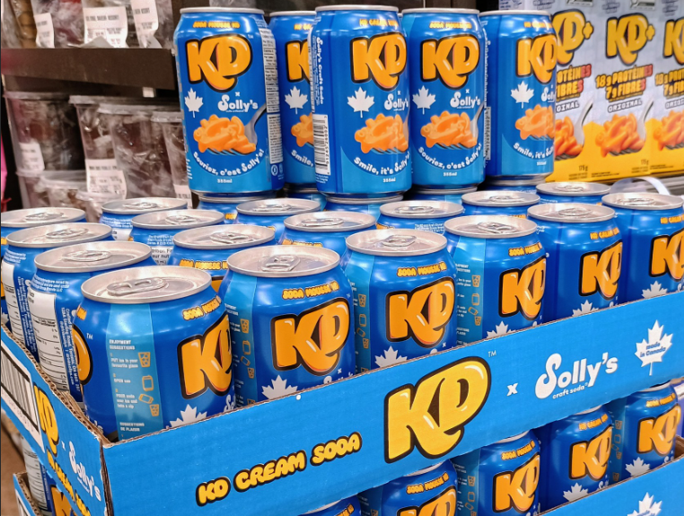 Présentoir de canettes de soda mousse Kraft Dinner KD x Solly’s